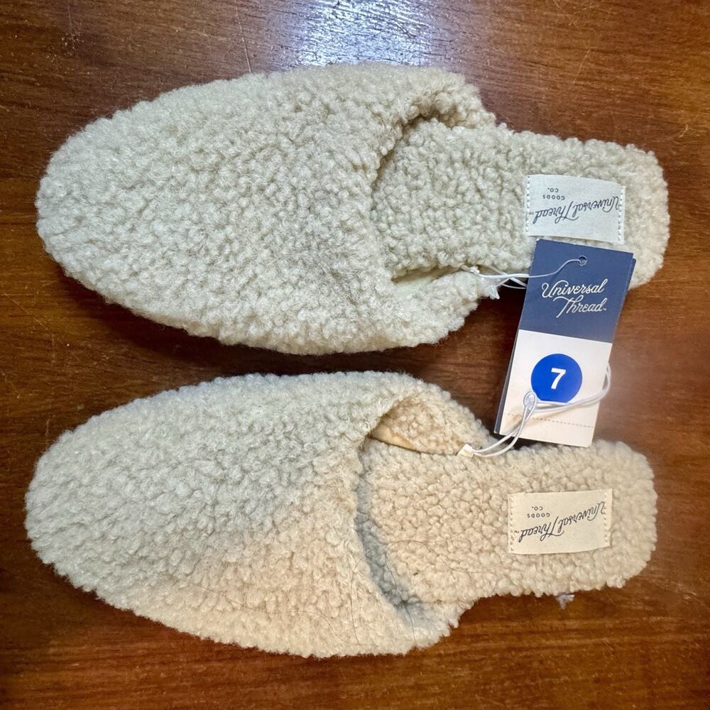 Universal Thread Women's Cream Fuzzy Slip-On Closed Toe Mules Size 7